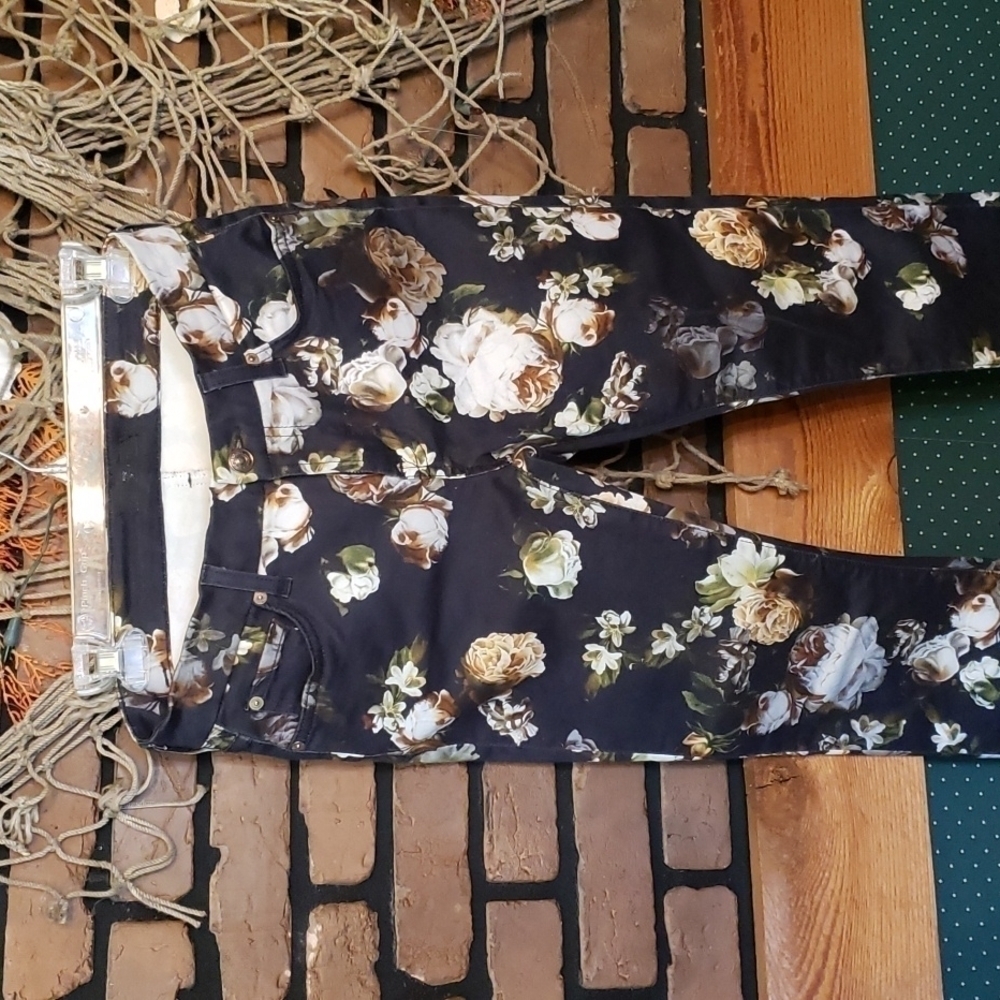 Jeans rose print  size 26 seen on TV  show Teen Wolf.